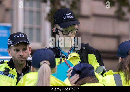 Gli ufficiali di polizia nella partecipazione al Preston Gay Pride evento nel centro della citta' di Preston, Regno Unito Foto Stock