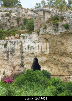 Antica grotta situata intorno a Siracusa, città in Sicilia, Italia Foto Stock