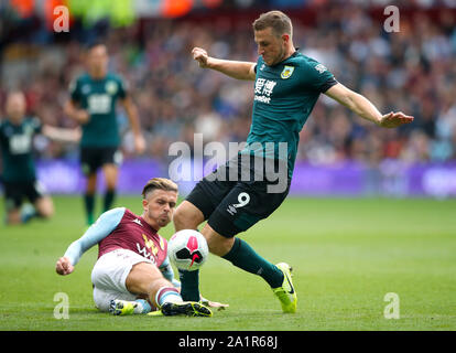 Aston Villa di Jack Grealish (sinistra) e Burnley's Chris Wood battaglia per la palla durante il match di Premier League a Villa Park, Birmingham. Foto Stock