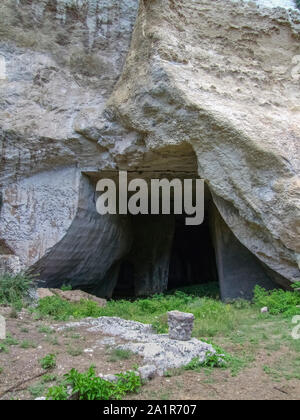 Antica grotta situata intorno a Siracusa, città in Sicilia, Italia Foto Stock