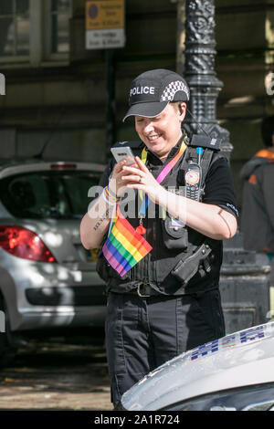 Gli ufficiali di polizia nella partecipazione al Preston Gay Pride evento nel centro della citta' di Preston, Regno Unito Foto Stock