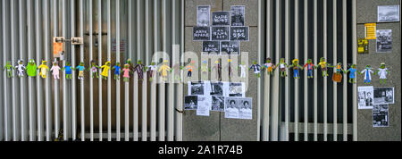 Tamar, Admiratly, Hong Kong, 29 settembre 2019. Il quinto anniversario della rivoluzione ombrello. Decine di migliaia di persone si sono riuniti presso la Tamar per un rally per contrassegnare l'inizio del movimento occupano cinque anni fa. Una panoramica di immagini di Pepe la rana formando una catena. Pepe è diventato una sorta di mascotte per l'estate di disordini in Hong Kong Foto Stock