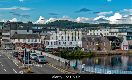 La città di Inverness Scozia guardando attraverso il ponte di NESS VERSO HUNTLY STREET Foto Stock