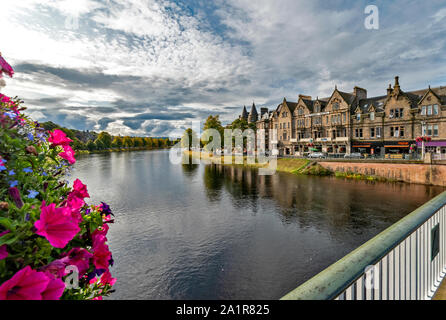 La città di Inverness Scozia CERCANDO DI FRONTE A NESS WALK e fino al fiume dal Ponte NESS Foto Stock
