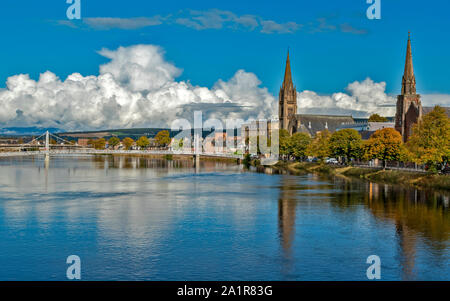 La città di Inverness Scozia guardando verso il basso dal fiume Ness BRIDGE A GREIG STREET BRIDGE e i campanili di giunzione e chiesa libera Foto Stock