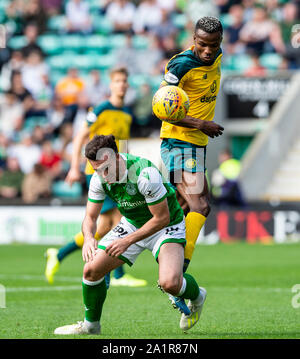 Edimburgo, Scozia, Regno Unito. 28 Settembre, 2019. Ladbrokes Premiereship scozzese - Hibernian V Celtic. Easter Road Stadium, Edimburgo, Midlothian, Regno Unito. 28 Sep, 2019. Pic mostra: Hibs' centrocampista centrale, Stevie Mallan e Celtic il difensore congolese, Boli Bolingoli-Mbombo, competere fort la sfera come Hibs ospitano Celtic a Easter Road Stadium, Edimburgo. Credito: Ian Jacobs/Alamy Live News Foto Stock