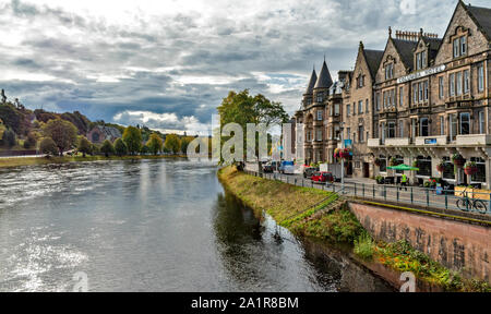 La città di Inverness Scozia alla ricerca fino al fiume dal Ponte di NESS IN TARDA ESTATE A NESS WALK e dalla luce del sole sull'acqua Foto Stock