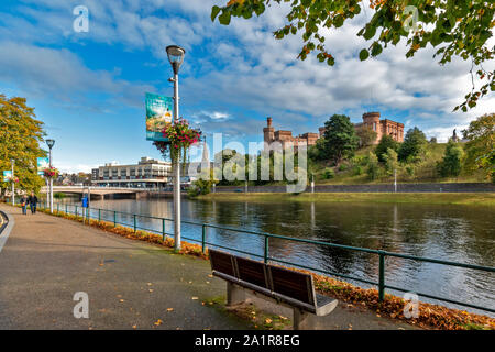 La città di Inverness Scozia visualizza in basso NESS WALK con autunnale di alberi e fiori colorati verso NESS BRIDGE E IL CASTELLO Foto Stock