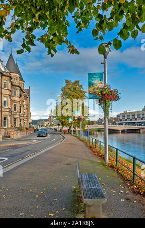 La città di Inverness Scozia visualizza in basso NESS WALK con autunnale di alberi e di fiori verso NESS BRIDGE Foto Stock