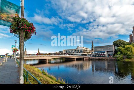 La città di Inverness Scozia visualizza in basso NESS WALK CON FIORI VERSO NESS BRIDGE ED EDIFICI Foto Stock