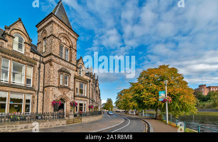 La città di Inverness Scozia VISTA DI CASE E CASTELLO DA NESS WALK con alberi autunnali Foto Stock