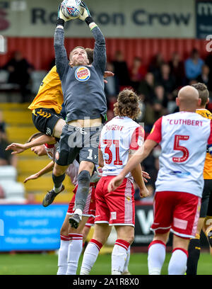 Stevenage, Regno Unito. 28 Sep, 2019. Paolo Farman di Stevenage FC apporta un importante catturare durante il cielo EFL scommettere League 2 match tra Stevenage e Cambridge Regno al Lamex Stadium, Stevenage, in Inghilterra il 28 settembre 2019. Foto di Phil Hutchinson. Solo uso editoriale, è richiesta una licenza per uso commerciale. Nessun uso in scommesse, giochi o un singolo giocatore/club/league pubblicazioni. Credit: UK Sports Pics Ltd/Alamy Live News Foto Stock