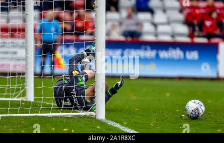 Stevenage, Regno Unito. 28 Sep, 2019. Paolo Farman di Stevenage FC consente di risparmiare durante il cielo EFL scommettere League 2 match tra Stevenage e Cambridge Regno al Lamex Stadium, Stevenage, in Inghilterra il 28 settembre 2019. Foto di Phil Hutchinson. Solo uso editoriale, è richiesta una licenza per uso commerciale. Nessun uso in scommesse, giochi o un singolo giocatore/club/league pubblicazioni. Credit: UK Sports Pics Ltd/Alamy Live News Foto Stock