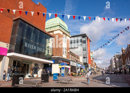 Architettura storica nella High Street, Southend on Sea, Essex, UK con nuovi negozi e sviluppi. Sito del 1930 teatro Astoria. Gli amanti dello shopping Foto Stock