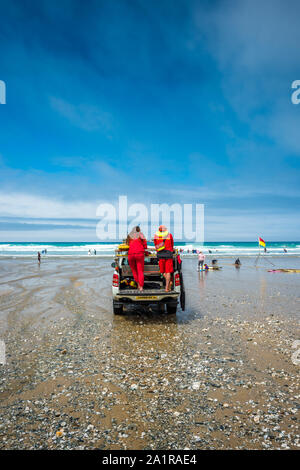 RNLI bagnini in servizio sulla spiaggia porthtowan sulla West Cornwall coast, Inghilterra, Regno Unito. Foto Stock