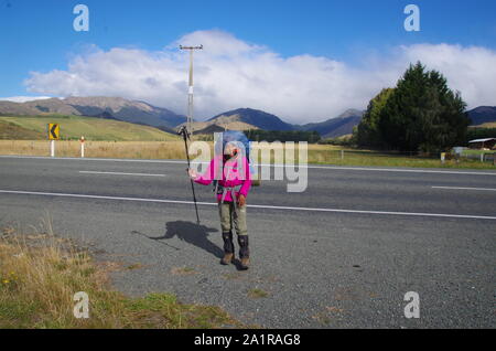 Femmina tailandese backpacker. Te Araroa Trail. Isola del Sud. Nuova Zelanda Foto Stock