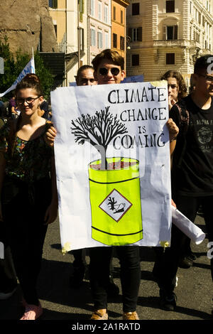 Venerdì per il futuro (FFF). Roma terzo sciopero globale sui cambiamenti climatici per il futuro. Giovani studenti manifestazione di protesta contro il cambiamento climatico. Modifica del sistema non cambiamento climatico. - Gli studenti con un cartello striscione sono scesi in piazza per manifestare contro il cambiamento climatico globale nel centro di Roma, in Italia, in Europa, nell'Unione europea, nell'UE. Ogni venerdì skrike. 27 settembre 2019. Foto Stock