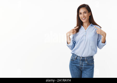 Lady-boss determinato fare un buon affare. Fiducioso orgogliosa bella femmina stessa di puntamento vantarti espletamento, personal win, sorridente self Foto Stock