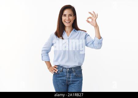 Allegro fiducioso adulto 30s donna con braccio tatuato vedere nessun problema, motivati attività trattativa, sorridente assertivo, assicurare tutto ok buona, stand Foto Stock