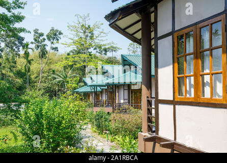 Sistemazione ospiti, bungalow chalet cottages in infinito Resorts hotel in Kaziranga, quartiere Golaghat, Bochagaon, Assam, India Foto Stock