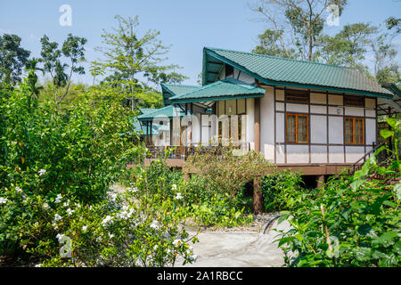 Sistemazione ospiti, bungalow chalet cottages in infinito Resorts hotel in Kaziranga, quartiere Golaghat, Bochagaon, Assam, India Foto Stock