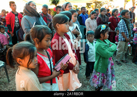 I fedeli cattolici durante una Messa Domenicale all'aperto presso il Khasi gruppo etnico nel villaggio di Jarain in Khasi Hills, nello Stato di Meghalaya, India Foto Stock