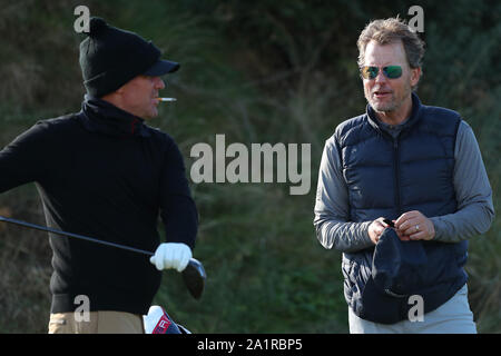 KINGSBARNS, Scozia. 28 SETTEMBRE 2019: Shane Warne e Greg Kinnear durante il round 3 del Alfred Dunhill Links Championship, European Tour Golf Foto Stock