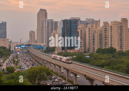 Gurgaon, India, 2019. Riprese aeree del metro veloce le vie nelle aree urbane di New Delhi NCR, Gurugram, Noida. Un molto utile aggiunta agli attuali DMRC rail Foto Stock