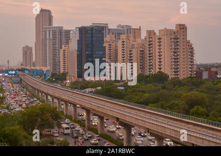 Gurgaon, India, 2019. Riprese aeree del metro veloce le vie nelle aree urbane di New Delhi NCR, Gurugram, Noida. Un molto utile aggiunta agli attuali DMRC rail Foto Stock