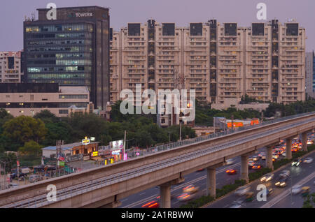 Gurgaon, India, 2019. Riprese aeree del metro veloce le vie nelle aree urbane di New Delhi NCR, Gurugram, Noida. Un molto utile aggiunta agli attuali DMRC rail Foto Stock