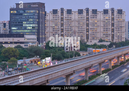 Gurgaon, India, 2019. Riprese aeree del metro veloce le vie nelle aree urbane di New Delhi NCR, Gurugram, Noida. Un molto utile aggiunta agli attuali DMRC rail Foto Stock