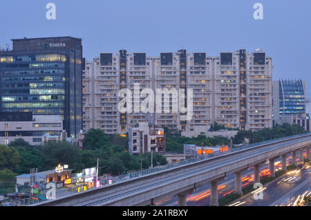 Gurgaon, India, 2019. Riprese aeree del metro veloce le vie nelle aree urbane di New Delhi NCR, Gurugram, Noida. Un molto utile aggiunta agli attuali DMRC rail Foto Stock