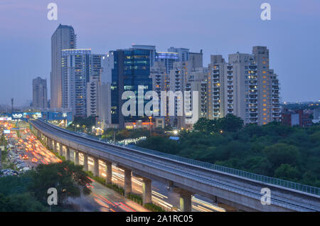 Gurgaon, India, 2019. Riprese aeree del metro veloce le vie nelle aree urbane di New Delhi NCR, Gurugram, Noida. Un molto utile aggiunta agli attuali DMRC rail Foto Stock