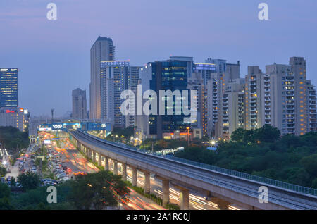 Gurgaon, India, 2019. Riprese aeree del metro veloce le vie nelle aree urbane di New Delhi NCR, Gurugram, Noida. Un molto utile aggiunta agli attuali DMRC rail Foto Stock