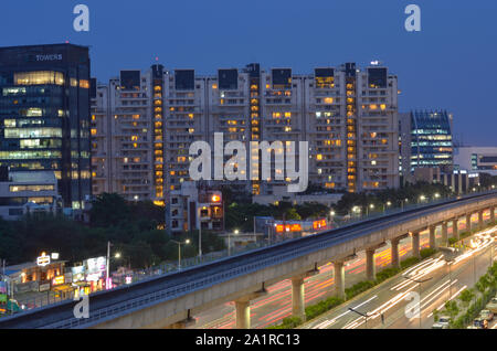 Gurgaon, India, 2019. Riprese aeree del metro veloce le vie nelle aree urbane di New Delhi NCR, Gurugram, Noida. Un molto utile aggiunta agli attuali DMRC rail Foto Stock