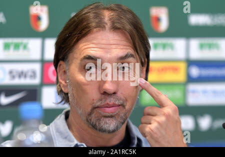 Augsburg, Germania. 28 Sep, 2019. Calcio: Bundesliga, FC Augsburg - Bayer Leverkusen, sesta giornata nel WWK-Arena. Coach Martin Schmidt (Augsburg) ottiene il suo occhio sulla palla in occasione della conferenza stampa. Credito: Stefan Puchner/dpa - NOTA IMPORTANTE: In conformità con i requisiti del DFL Deutsche Fußball Liga o la DFB Deutscher Fußball-Bund, è vietato utilizzare o hanno utilizzato fotografie scattate allo stadio e/o la partita in forma di sequenza di immagini e/o video-come sequenze di foto./dpa/Alamy Live News Foto Stock