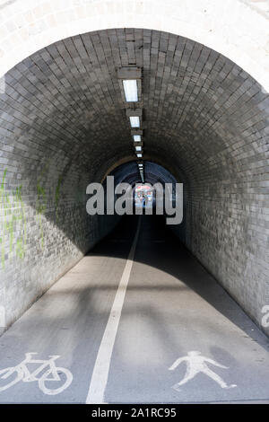 Con mattoni bianchi Leeman galleria stradale sottopassaggio contrassegnati sul terreno per i pedoni e i ciclisti a York Regno Unito. Foto Stock