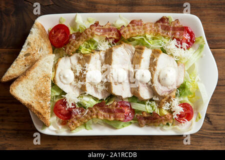 Ceasar salad su una piastra di bianco Foto Stock