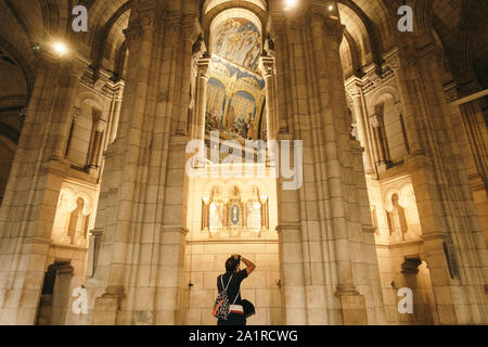 Parigi, Francia - Settembre 04, 2019: un turista di scattare una foto all'interno del Sacre Coeur (Sacro Cuore) Chiesa di Parigi, Francia. Foto Stock