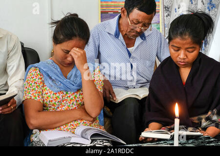 Settimanale incontro di preghiera di un cattolico piccola comunità cristiana del villaggio di Mawlyndepp vicino a Shillong, nello Stato di Meghalaya, Nordest dell India Foto Stock