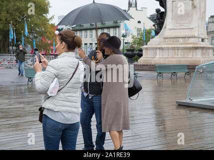 Quebec, Canada, 28 Settembre 2019,il turista a godere di Quebec City nonostante le persistenti acquazzoni pesanti indossando poncho e utilizzo di ombrelloni. Acquazzoni pesanti sono comuni in settembre e ottobre durante la stagione autunnale.Credit:Keith Larby/Alamy Live News Foto Stock