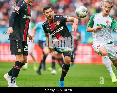Augsburg, Germania. 28 Sep, 2019. Kevin VOLLAND, LEV 31 punteggi, germogli obiettivo per 0-2, Kai HAVERTZ, LEV 29 pass FC AUGSBURG - Bayer 04 Leverkusen - DFL REGOLAMENTI VIETANO QUALSIASI USO DI FOTOGRAFIE come sequenze di immagini e/o quasi-VIDEO - 1.della Lega calcio tedesca, Augsburg, Settembre 28, 2019 stagione 2019/2020, giornata 06, FCA, Werkself, Credito: Peter Schatz/Alamy Live News Foto Stock