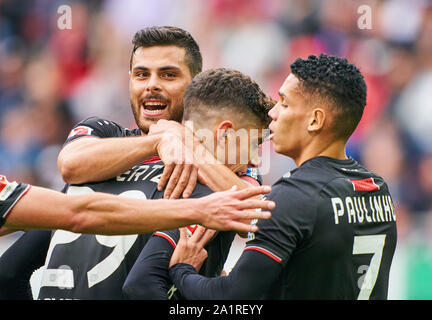 Augsburg, Germania. 28 Sep, 2019. Kai HAVERTZ, LEV 29 celebra il suo obiettivo, felice, ridere, celebrazione, 0-3, con Kevin VOLLAND, LEV 31 PAULINHO, Lev 7 FC AUGSBURG - Bayer 04 Leverkusen - DFL REGOLAMENTI VIETANO QUALSIASI USO DI FOTOGRAFIE come sequenze di immagini e/o quasi-VIDEO - 1.della Lega calcio tedesca, Augsburg, Settembre 28, 2019 stagione 2019/2020, giornata 06, FCA, Werkself, Credito: Peter Schatz/Alamy Live News Foto Stock