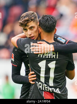 Augsburg, Germania. 28 Sep, 2019. Kai HAVERTZ, LEV 29 celebra il suo obiettivo, felice, ridere, celebrazione, 0-3, con Nadiem AMIRI, Lev 7 FC AUGSBURG - Bayer 04 Leverkusen - DFL REGOLAMENTI VIETANO QUALSIASI USO DI FOTOGRAFIE come sequenze di immagini e/o quasi-VIDEO - 1.della Lega calcio tedesca, Augsburg, Settembre 28, 2019 stagione 2019/2020, giornata 06, FCA, Werkself, Credito: Peter Schatz/Alamy Live News Foto Stock