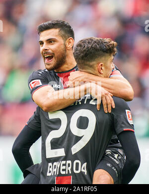 Augsburg, Germania. 28 Sep, 2019. Kai HAVERTZ, LEV 29 celebra il suo obiettivo, felice, ridere, celebrazione, 0-3, con Kevin VOLLAND, LEV 31 FC AUGSBURG - Bayer 04 Leverkusen - DFL REGOLAMENTI VIETANO QUALSIASI USO DI FOTOGRAFIE come sequenze di immagini e/o quasi-VIDEO - 1.della Lega calcio tedesca, Augsburg, Settembre 28, 2019 stagione 2019/2020, giornata 06, FCA, Werkself, Credito: Peter Schatz/Alamy Live News Foto Stock