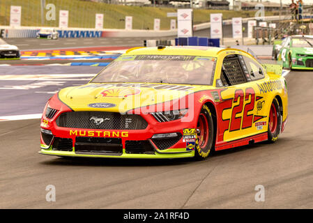 Concord, North Carolina, Stati Uniti d'America. 28 Sep, 2019. 22 Joey Logano durante la prima sessione di prove libere per la NASCAR Monster Energy Cup sessantesimo annuale di Bank of America ROVAL 400 il 27 settembre 2019 a Charlotte Motor Speedway strada nel corso della concordia, North Carolina Credit: Ed Clemente/ZUMA filo/Alamy Live News Foto Stock