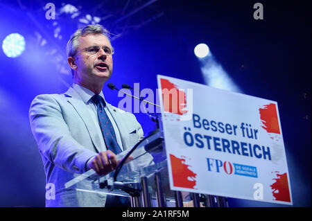 Vienna, Austria. Il 27 settembre, 2019. Il leader della destra Fpö (FPOe), Norbert Hofer parla durante un evento di campagna davanti a Domenica's snap elezioni parlamentari.Il 29 settembre 2019 elezioni parlamentari avranno luogo come risultato di un hidden-riprese dove OeVP è partner della coalizione, estrema destra Freedom Party (FPOe) è stato catturato in uno scandalo di corruzione e ha portato il governo verso il basso. Credito: Omar Marques/SOPA Immagini/ZUMA filo/Alamy Live News Foto Stock