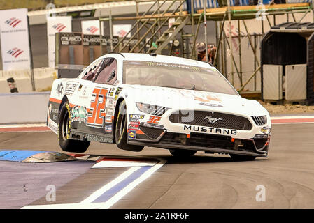 Concord, North Carolina, Stati Uniti d'America. 28 Sep, 2019. 32 Corey LaJoie durante la prima sessione di prove libere per la NASCAR Monster Energy Cup sessantesimo annuale di Bank of America ROVAL 400 il 27 settembre 2019 a Charlotte Motor Speedway strada nel corso della concordia, North Carolina Credit: Ed Clemente/ZUMA filo/Alamy Live News Foto Stock