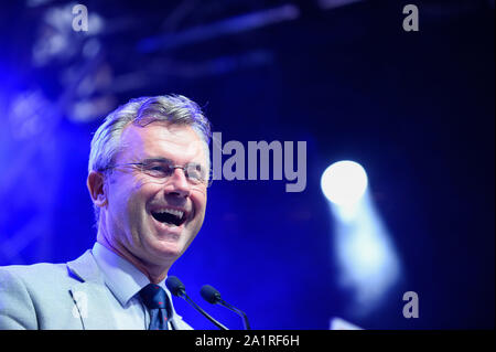 Vienna, Austria. Il 27 settembre, 2019. Il leader della destra Fpö (FPOe), Norbert Hofer parla durante un evento di campagna davanti a Domenica's snap elezioni parlamentari.Il 29 settembre 2019 elezioni parlamentari avranno luogo come risultato di un hidden-riprese dove OeVP è partner della coalizione, estrema destra Freedom Party (FPOe) è stato catturato in uno scandalo di corruzione e ha portato il governo verso il basso. Credito: Omar Marques/SOPA Immagini/ZUMA filo/Alamy Live News Foto Stock