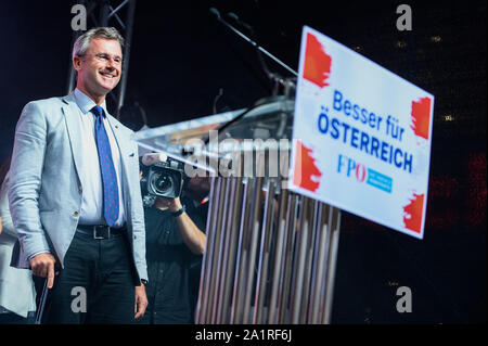 Vienna, Austria. Il 27 settembre, 2019. Il leader della destra Fpö (FPOe), Norbert Hofer parla durante un evento di campagna davanti a Domenica's snap elezioni parlamentari.Il 29 settembre 2019 elezioni parlamentari avranno luogo come risultato di un hidden-riprese dove OeVP è partner della coalizione, estrema destra Freedom Party (FPOe) è stato catturato in uno scandalo di corruzione e ha portato il governo verso il basso. Credito: Omar Marques/SOPA Immagini/ZUMA filo/Alamy Live News Foto Stock